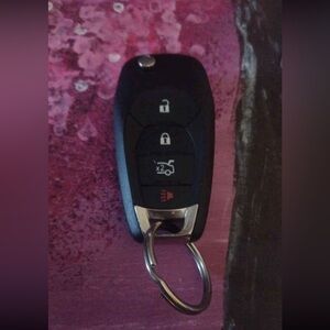 OEM Chevrolet Cruze 13513842 Key - Flip / remote 
• 4 Buttons with Trunk